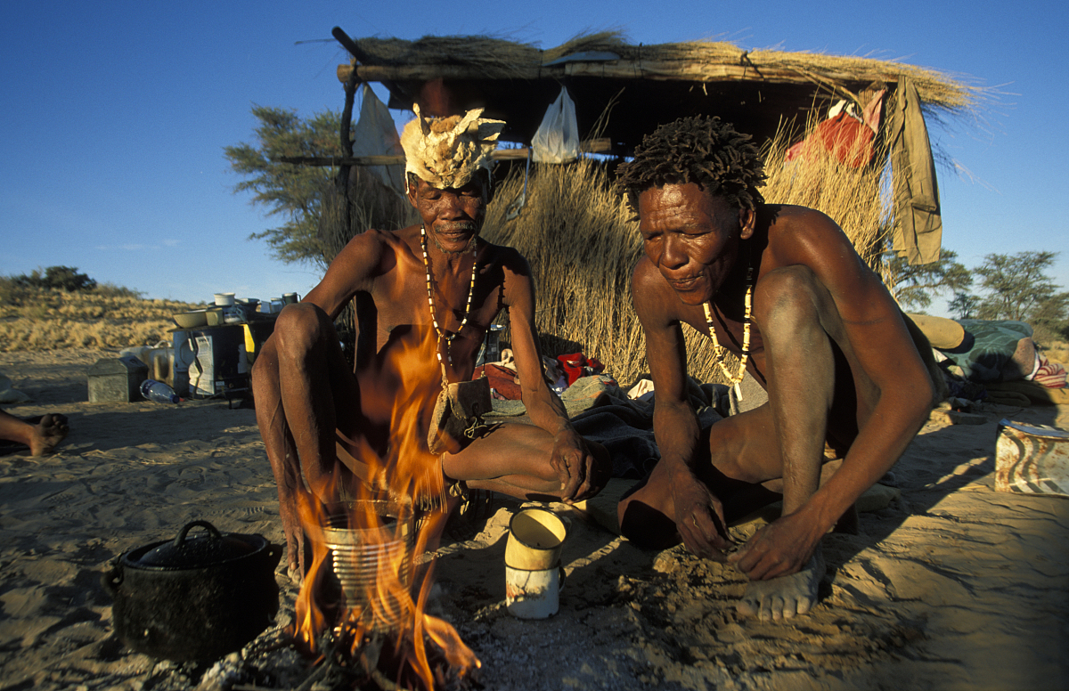亚马逊原始部落近距离视频首次公开：从持弓对峙到微笑示好的震撼瞬间