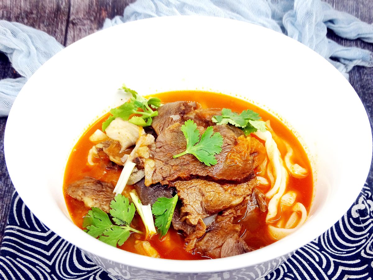 红烧牛肉烩面做法，汤汁浓郁肉香四溢