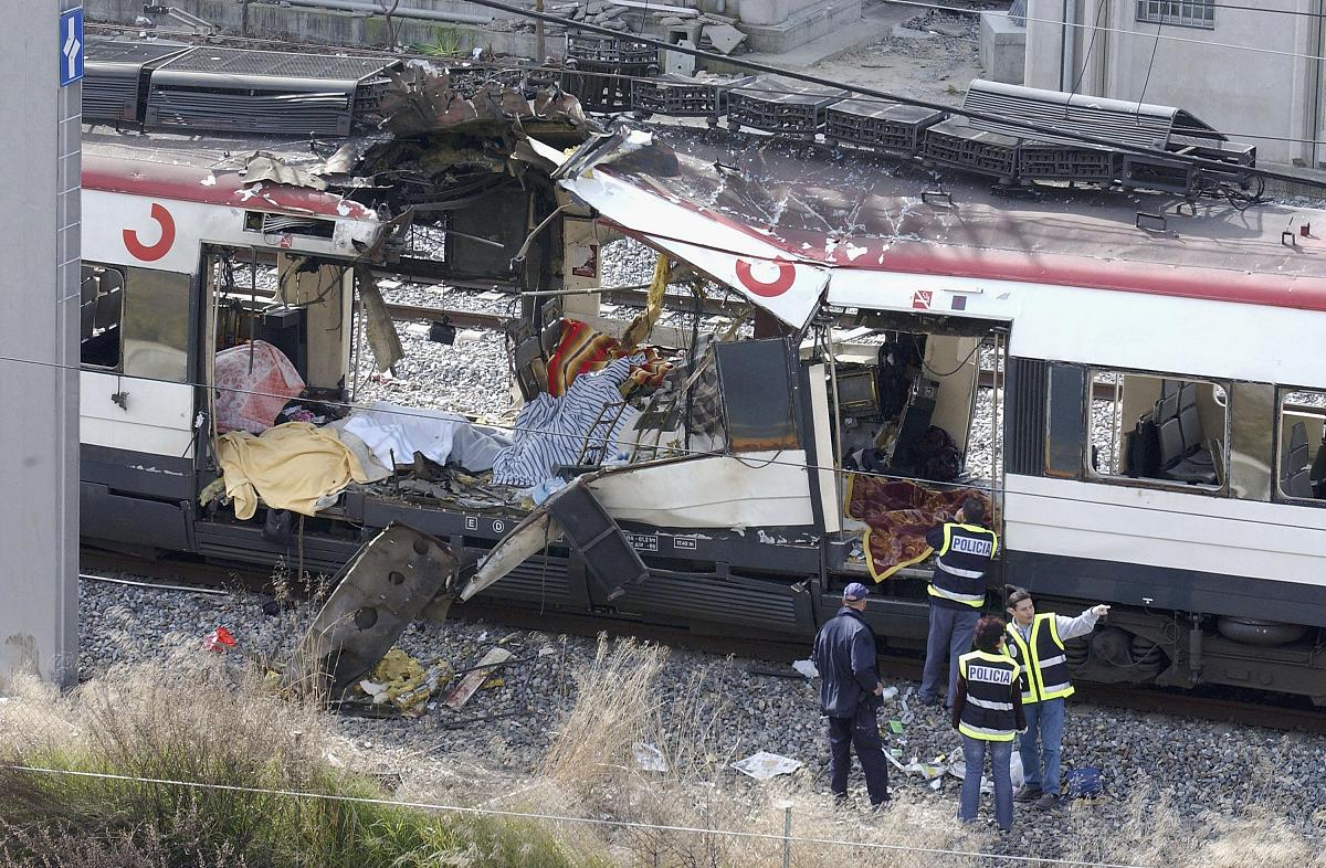 西班牙高铁惨剧：39人丧生的"蹊跷"脱轨事故