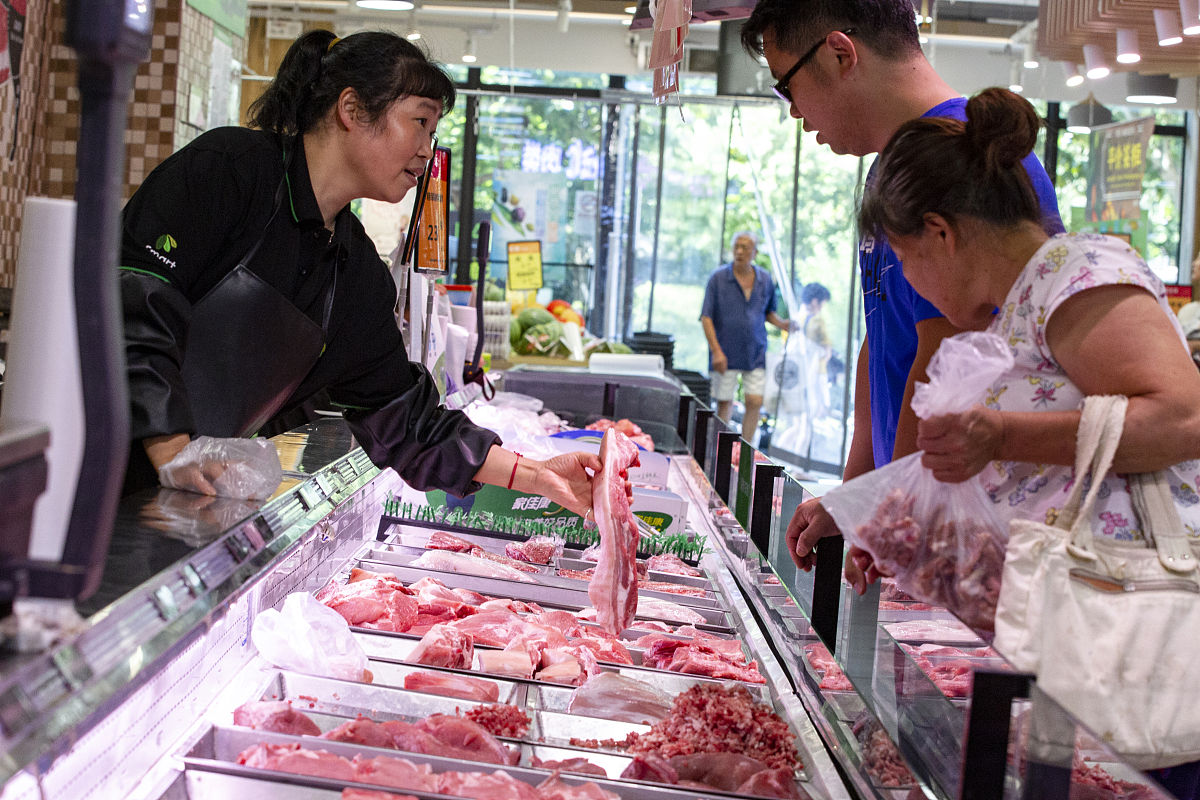 猪肉价格跌破8元大关：比西红柿还便宜的背后真相