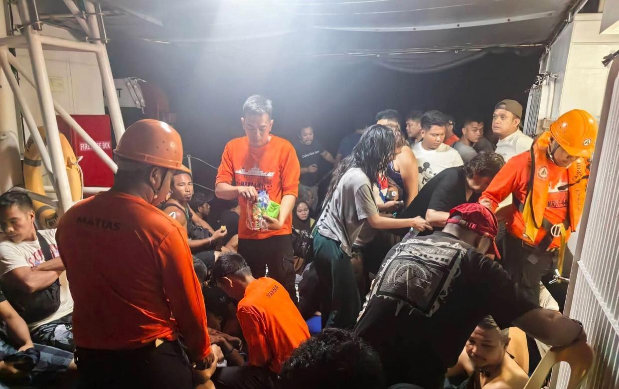 菲律宾一载有350多人船只倾覆